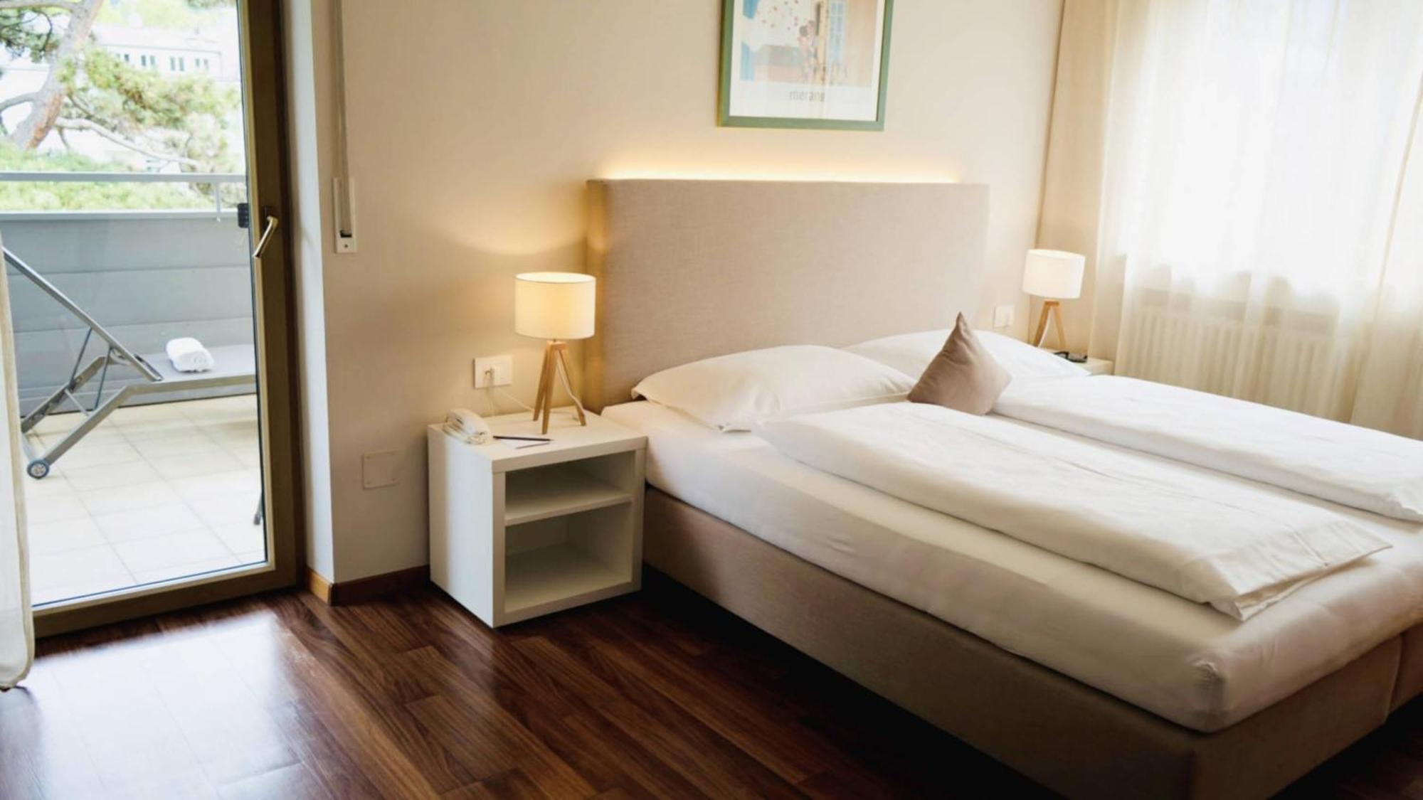 Flora Hotel & Suites Мерано Екстер'єр фото